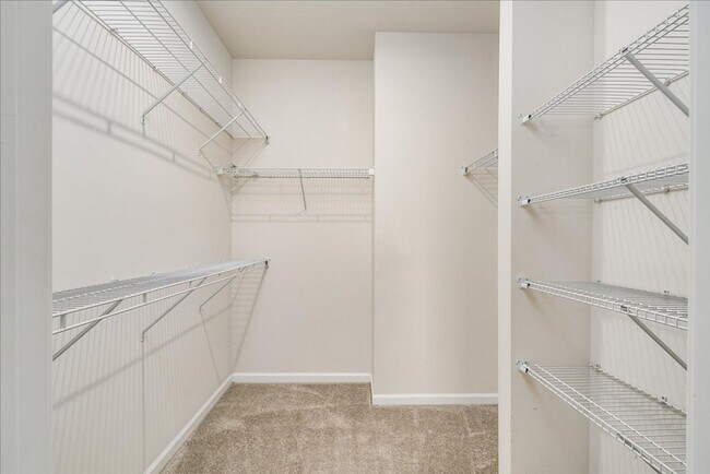 Building Photo - END UNIT EXTRA LARGE TOWNHOME FOR LEASE