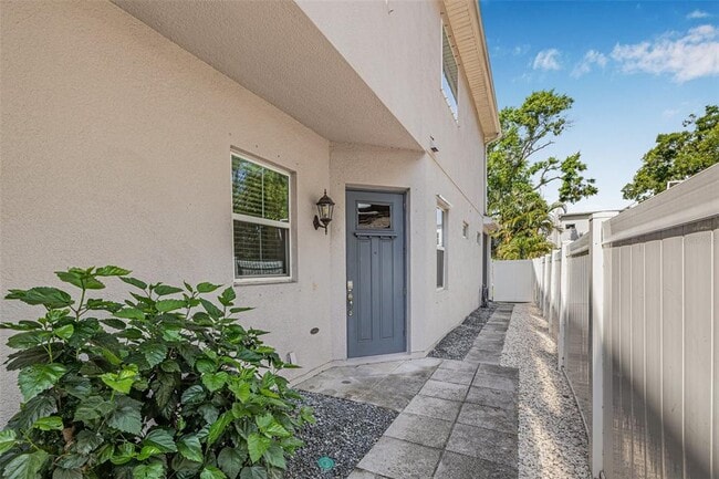 Building Photo - 307 S Gomez Ave