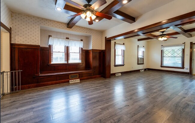 Building Photo - Large Beautiful Home
