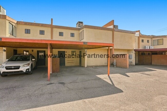 Building Photo - Spacious Three Bedroom/Three Bath Townhome