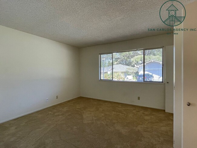 Building Photo - Two Bed Home in Country Club Gate Community