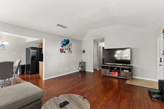 Building Photo - 735 Apple Tree Ct