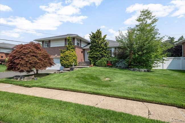 Building Photo - 38 Birchwood Park Dr