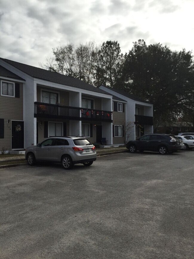 Building Photo - 2 Bedroom Spacious Townhome! with a Balcony