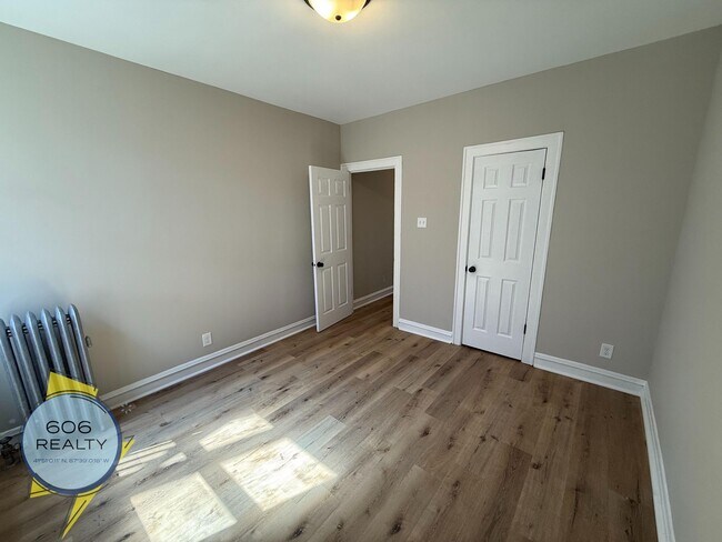 Building Photo - Spacious updated 6 Corners Apartments!