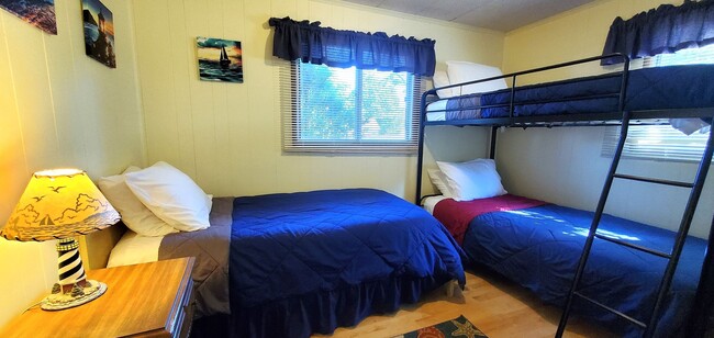 Building Photo - Charming 3-Bedroom, 1.5-Bathroom Fully Fur...