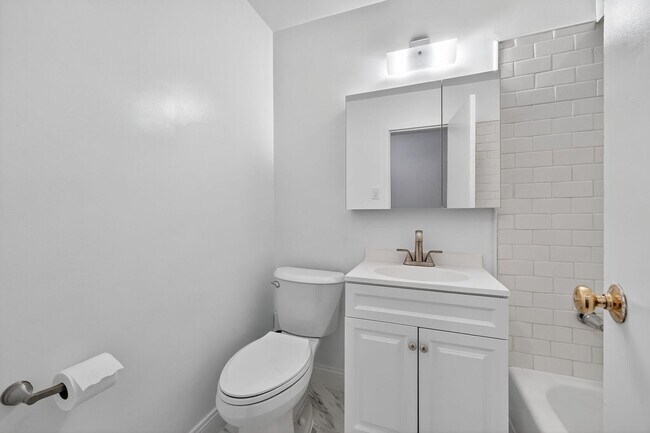 Building Photo - Short Term Lease Availble: Charming & Brig...