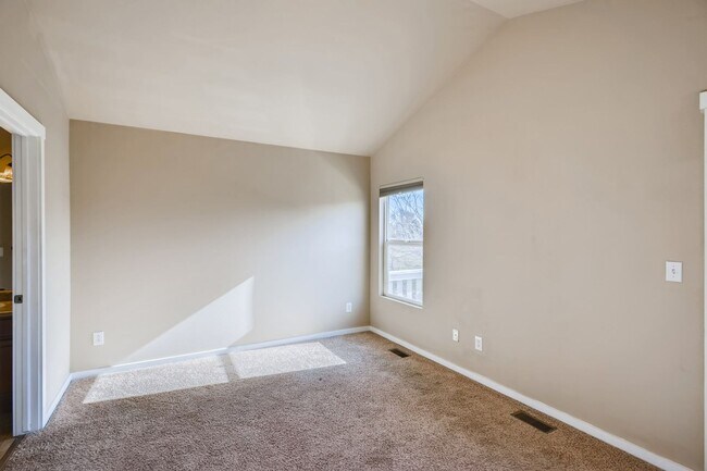 Building Photo - $2170 | 3BR / 3.5BA | Pet Friendly Townhou...