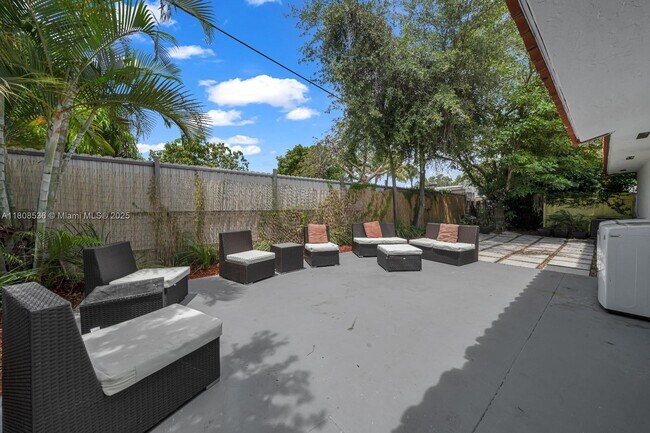 Building Photo - 1046 SW 13th Ct