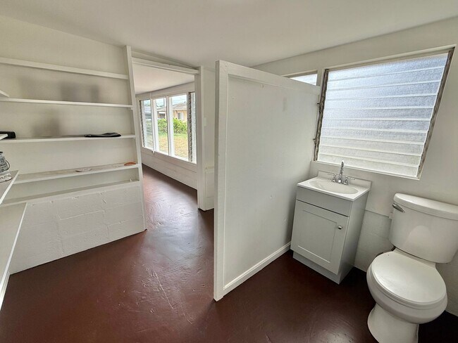 Building Photo - 4 Bedroom / 1.5 Bathroom Home on a Large L...