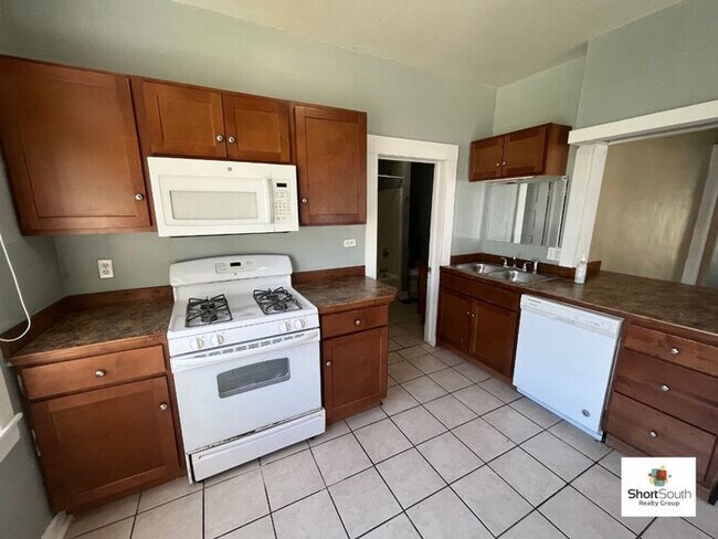 Building Photo - 6 bed 2 bath Single Family Home