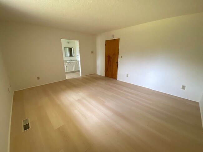 Building Photo - 11755 Tam O'Shanter Dr