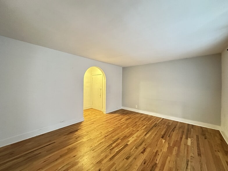 Building Photo - 549 W Surf St