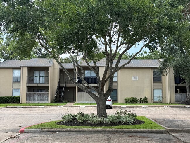 Building Photo - 3300 Pebblebrook Dr