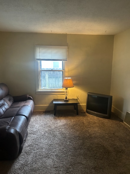 Building Photo - 626 SW Medford Ave