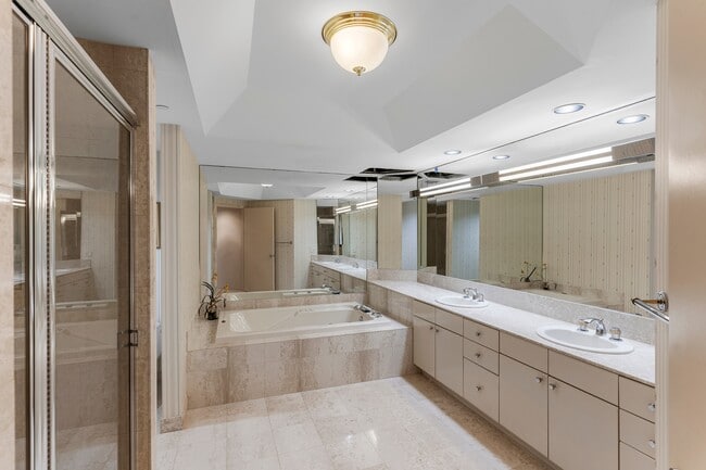 Building Photo - 2000 E Island Blvd