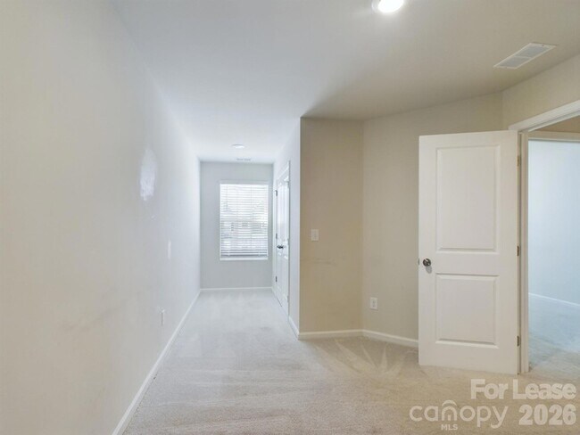 Building Photo - 15611 Country House St