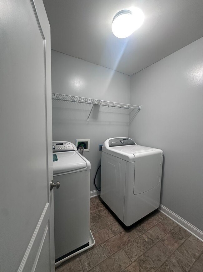 Building Photo - Bannon Crossings 3 bed, 2.5 half bath house with basement