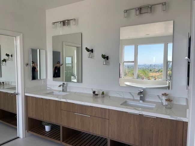 Building Photo - 3800 Venus Ct