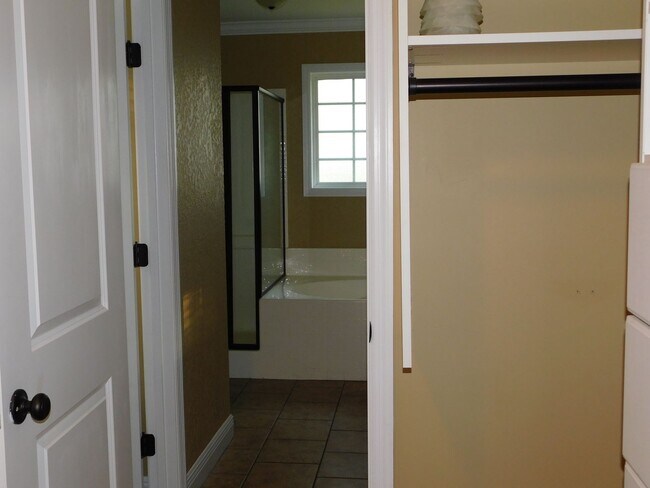 Building Photo - 4 bedroom in Crestwood-convenient location