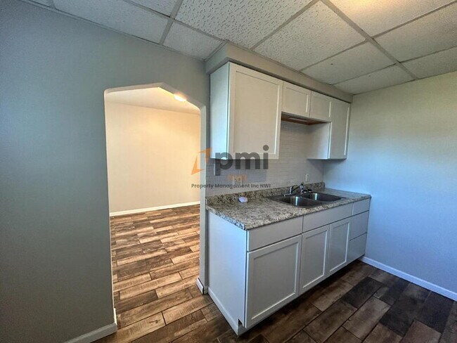 Building Photo - 6138-6138 Ray Ave