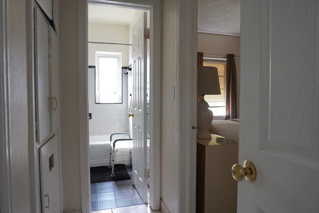 Building Photo - 10911 NE 9th Ct