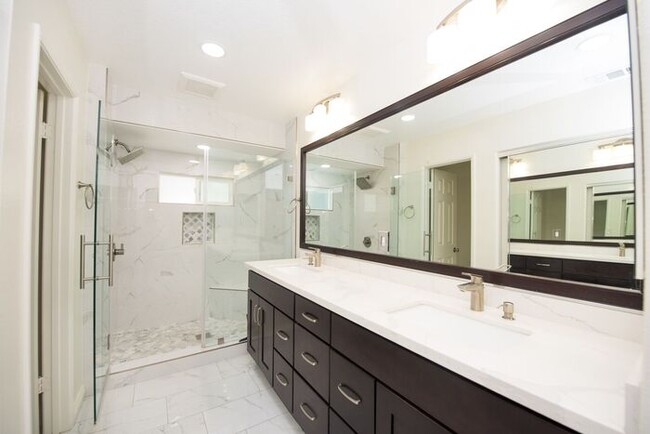 Building Photo - Anaheim Hills Beauty