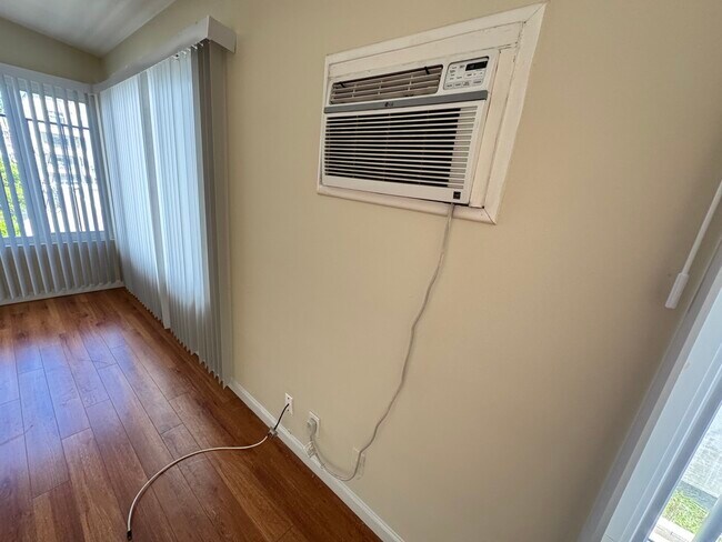 Building Photo - 521 S Manhattan Pl