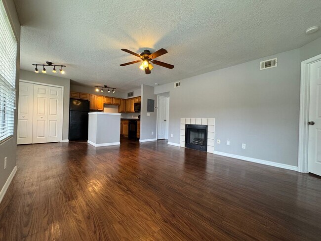 Building Photo - 2/2 Condo in Gated Lakefront Community ~ G...