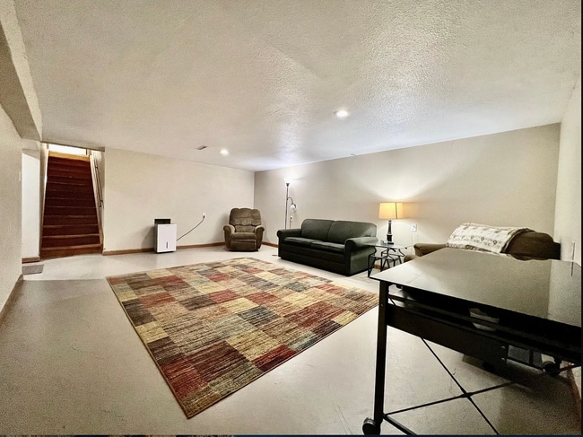 Building Photo - 1915 Highview Ct