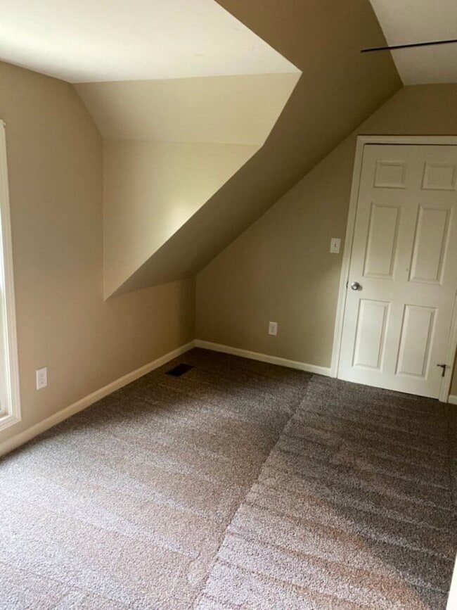 Building Photo - NEWLY RENOVATED 3 bdrm/2 bath - Sharon