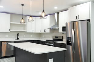 Building Photo - 204 S 41st St