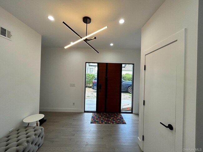Building Photo - 12 Hudson River Ln