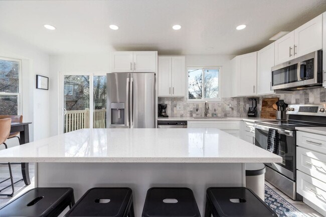 Building Photo - 2744 Newcastle Dr