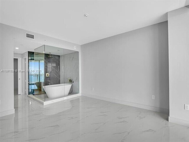 Building Photo - 700 NE 24th St