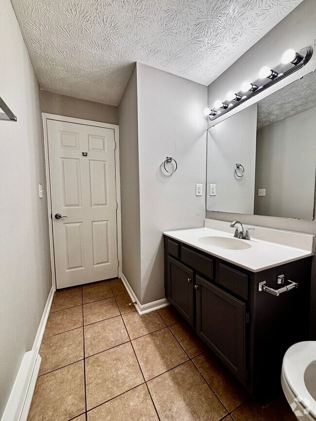 Building Photo - Renovated 2 bedroom in peaceful Englewood ...