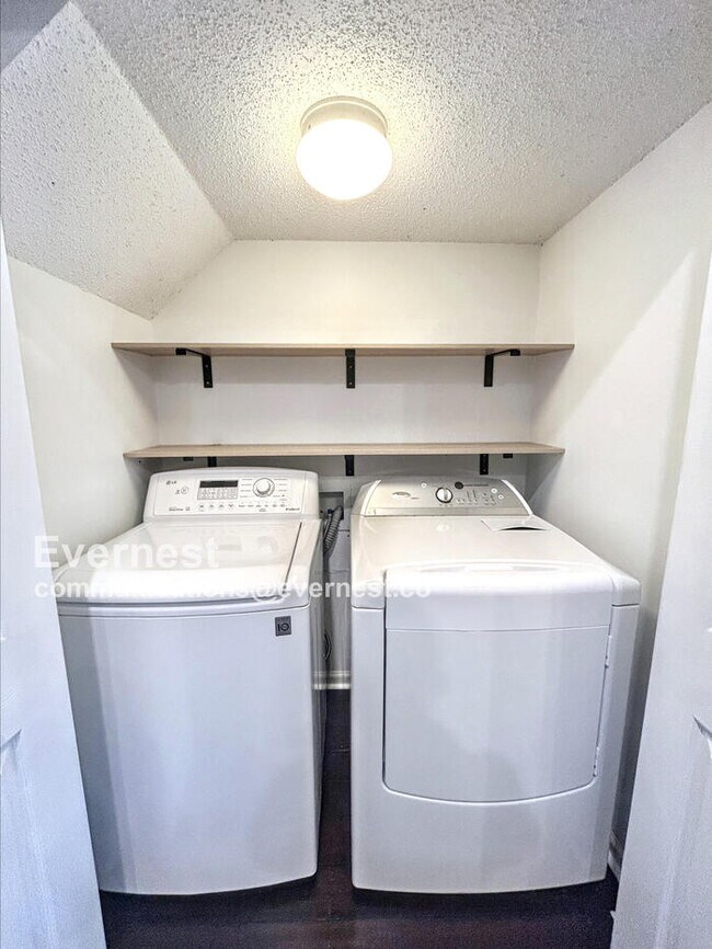 Building Photo - 160 Foxtail Dr