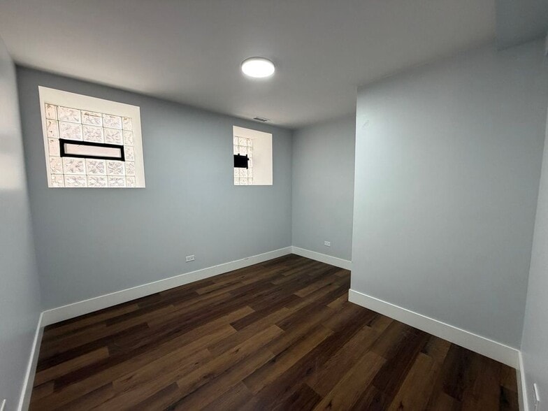 Building Photo - 932 N Richmond St