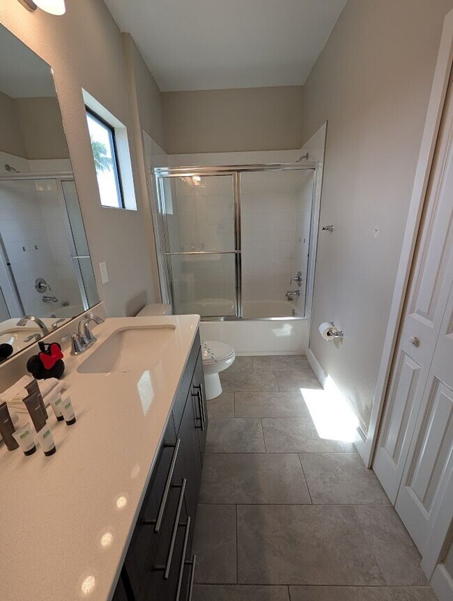 Building Photo - Beautiful Executive 4 Bed 3 Bath Home in Davenport!