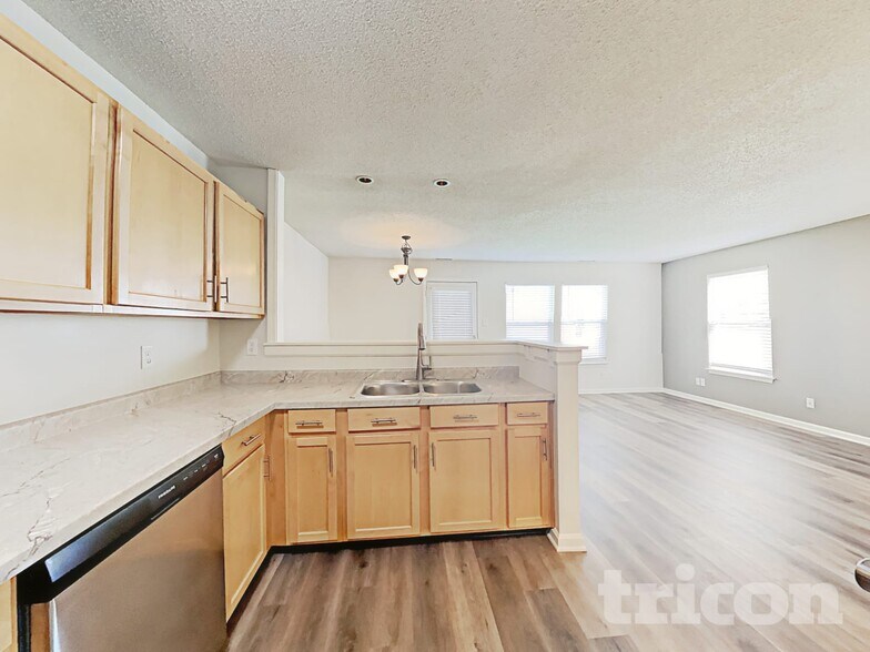 Building Photo - 4525 Connaught Dr E