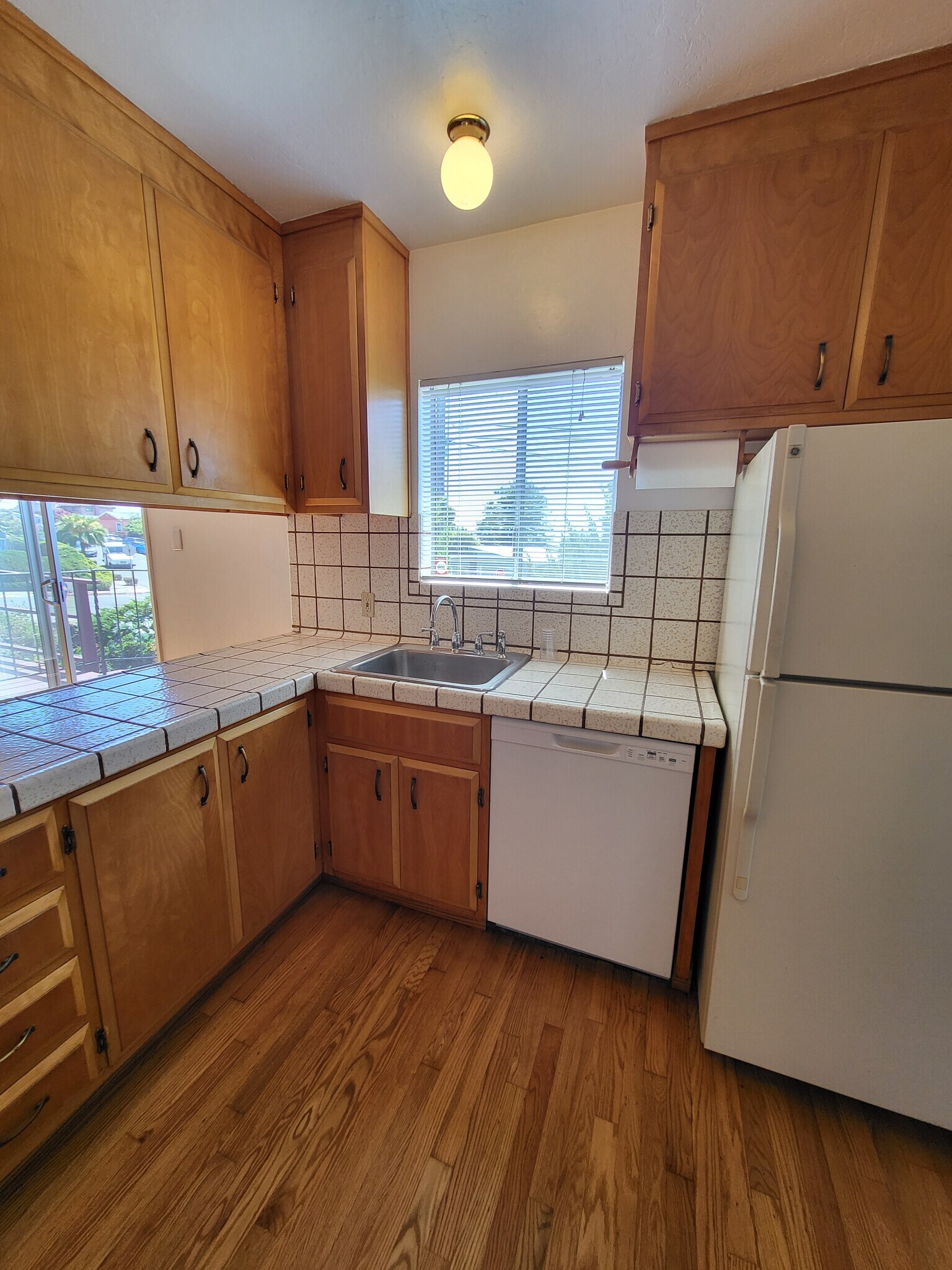 Building Photo - 906 Balra Dr