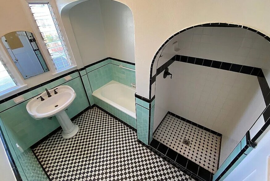 Building Photo - 320 N Genesee Ave