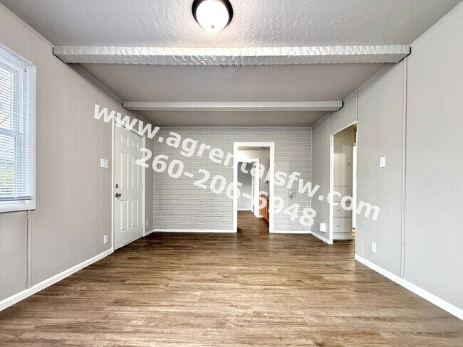 Building Photo - 2 Bedroom House