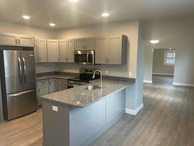 Building Photo - 523 W 17th St