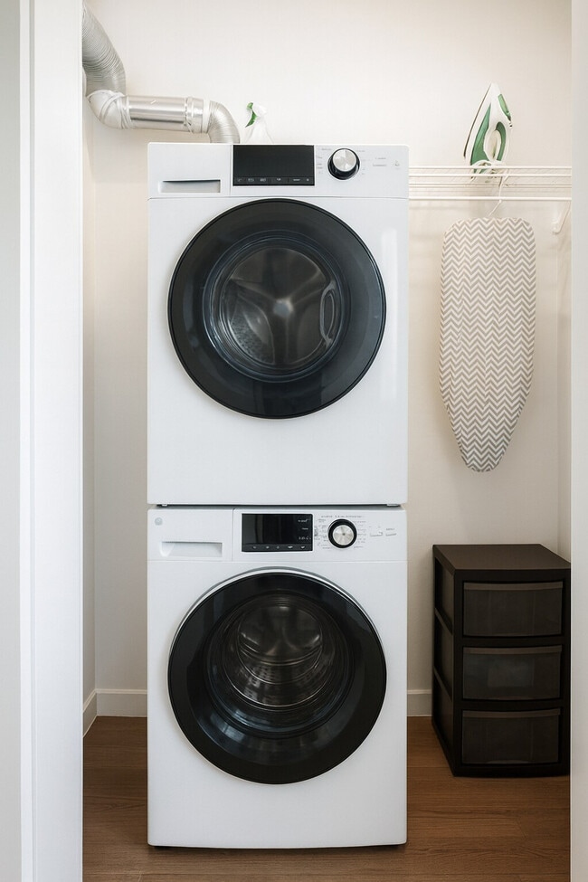 Building Photo - 605 W 4th St N