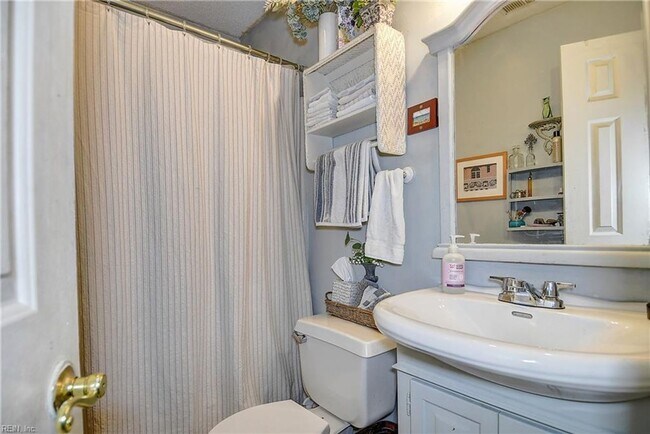 Building Photo - Ghent on the Square