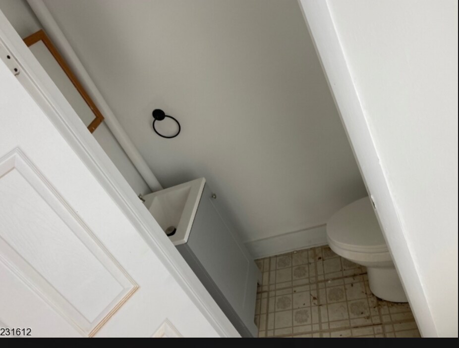 Powder room - 10 Harrison St