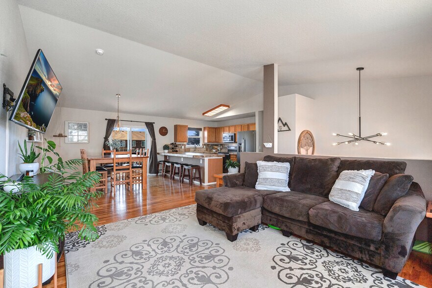 Living room and kitchen/dining - 500 Broadview Dr