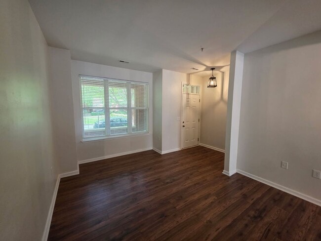 Building Photo - 2 Bedroom/2.5 Bathroom Townhome in First W...