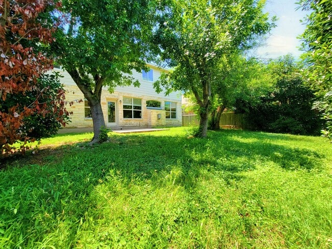 Building Photo - Large 4 Bed, 2.5 Bath Home Perfect for Com...